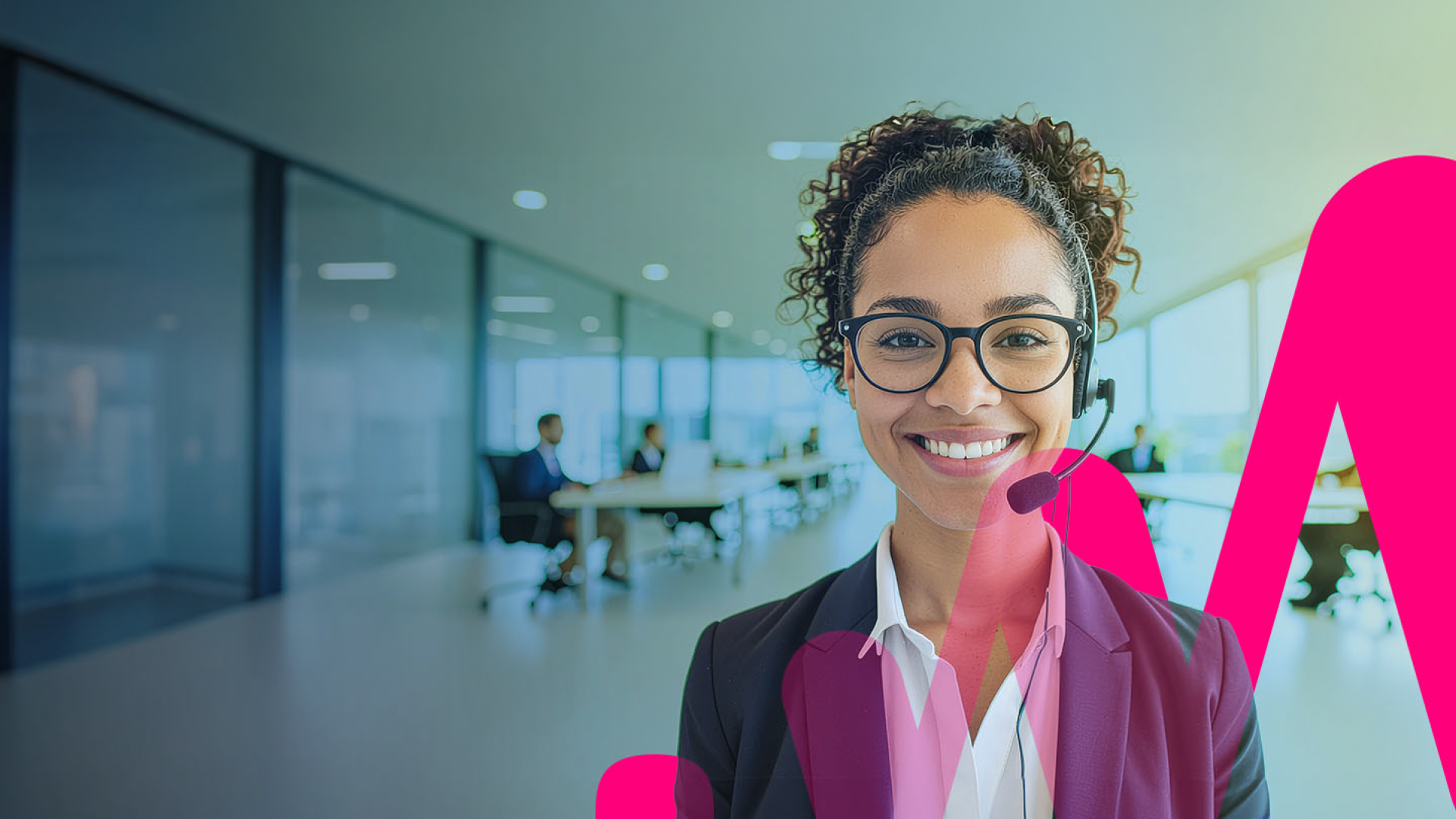 Mulher mexendo no celular