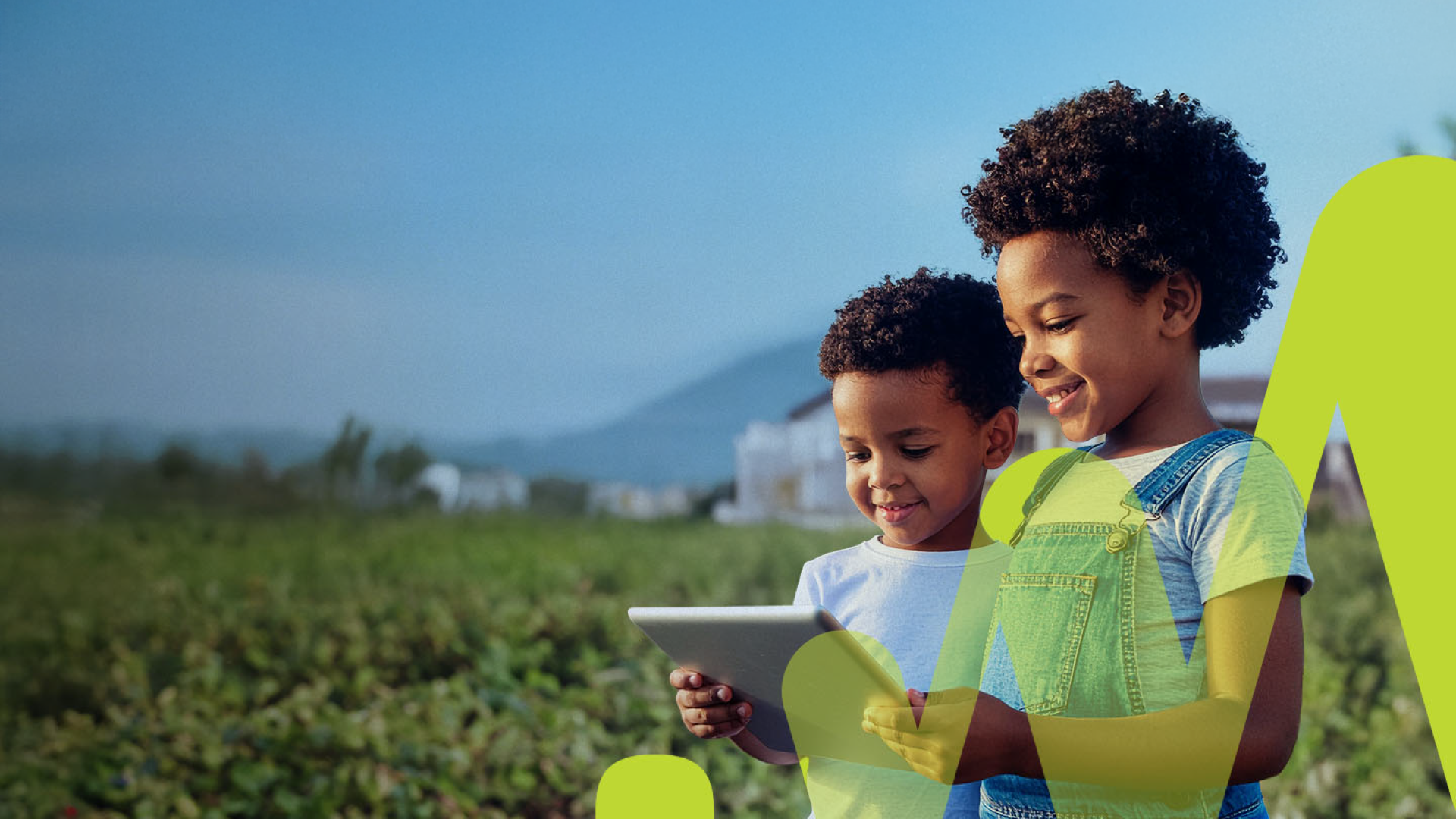 Crianças mexendo em um tablet