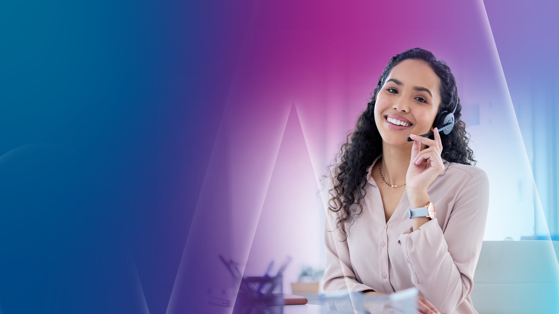 Mulher mexendo no celular