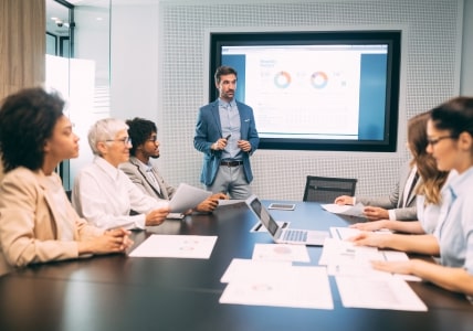 Reunião de pessoas em uma empresa