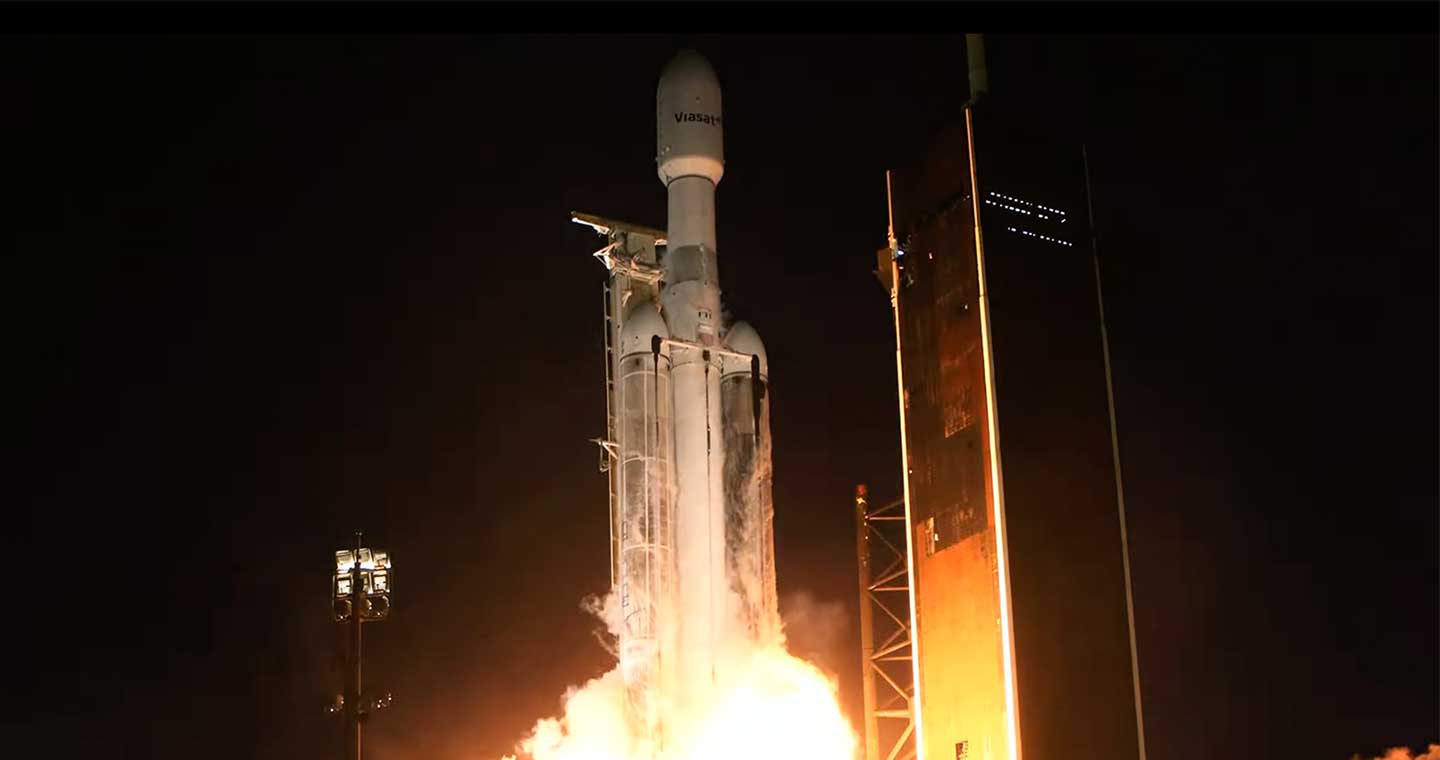 ViaSat-3 é acoplado no veículo de lançamento Falcon Heavy e inicia viagem até a plataforma de lançamento 39-A, no Cabo Canaveral