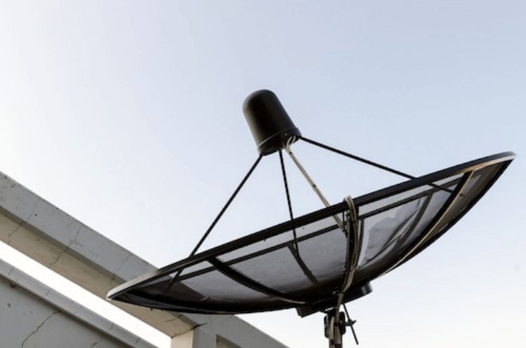 Antena parabólica de banda C empleada para la recepción de la televisión.