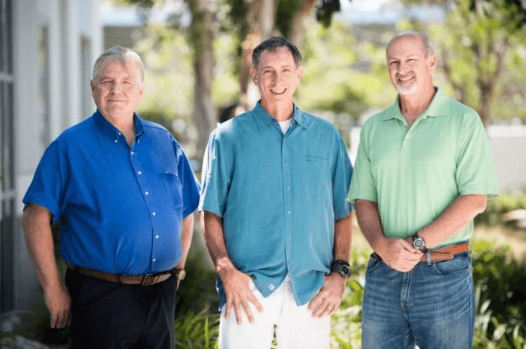 Los fundadores de Viasat (de izquierda a derecha) Steve Hart, Mark Dankberg y Mark Miller vieron la promesa de las comunicaciones por satélite desde los primeros días de la empresa. Los tres fundadores aparecen aquí durante el 30º aniversario de Viasat en 1986.
