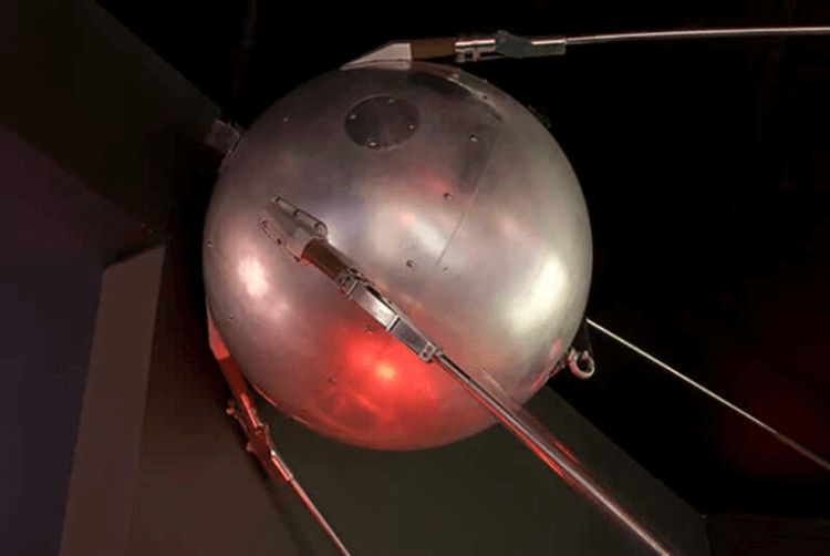 Esta copia de seguridad del Sputnik 1, lista para el vuelo, está expuesta en la Kansas Cosmosphere de Huchinson, KS. El pequeño satélite causó un gran revuelo cuando fue lanzado en 1957.
