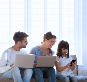 Familia feliz usando dispositivos electrónicos conectados al internet satelital