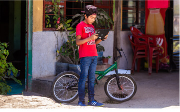 Un niño usando una tablet con internet comunitario