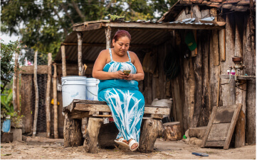 Una mujer sonriendo usando un smartphone