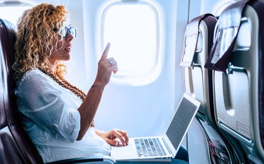 Pasajera usando computadora portátil durante su vuelo 