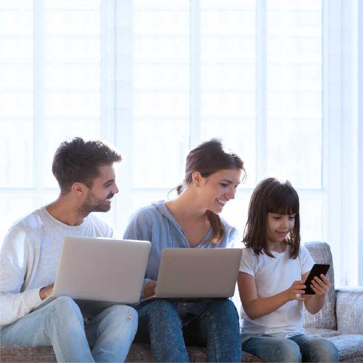 Familia reunida en casa